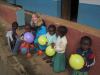 regina-r.-mit-kids-und-luftballons.jpg - 